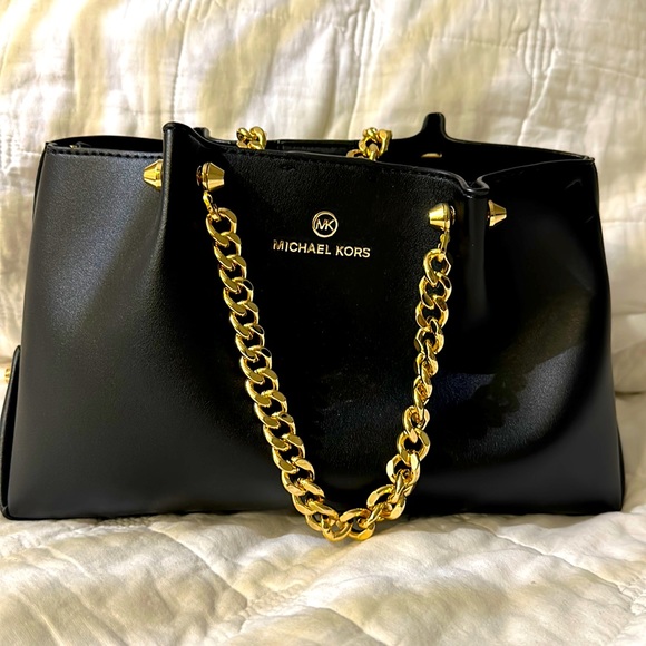 Black and Gold Brand New Michael Kors Purse. Perfect for Wrist! - Picture 1 of 4